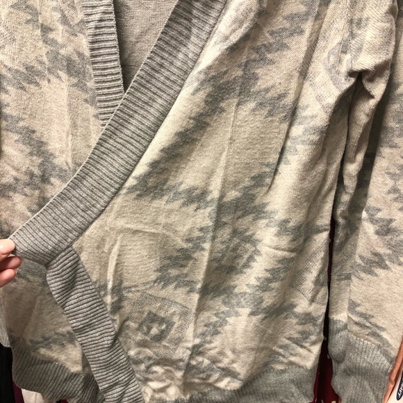 Light sweater with Aztec design - Picture 4 of 4